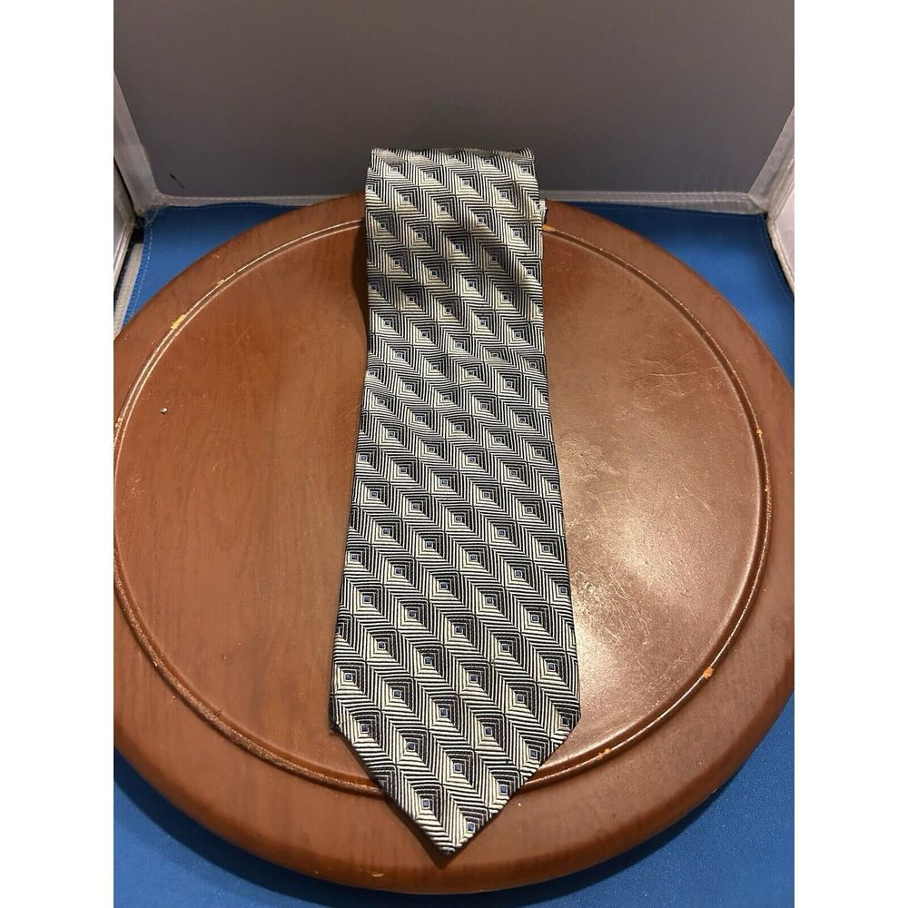 Crazy Horse Clairborne Co Men's Gray 100% Imported Silk Geometric Tie USANecktie